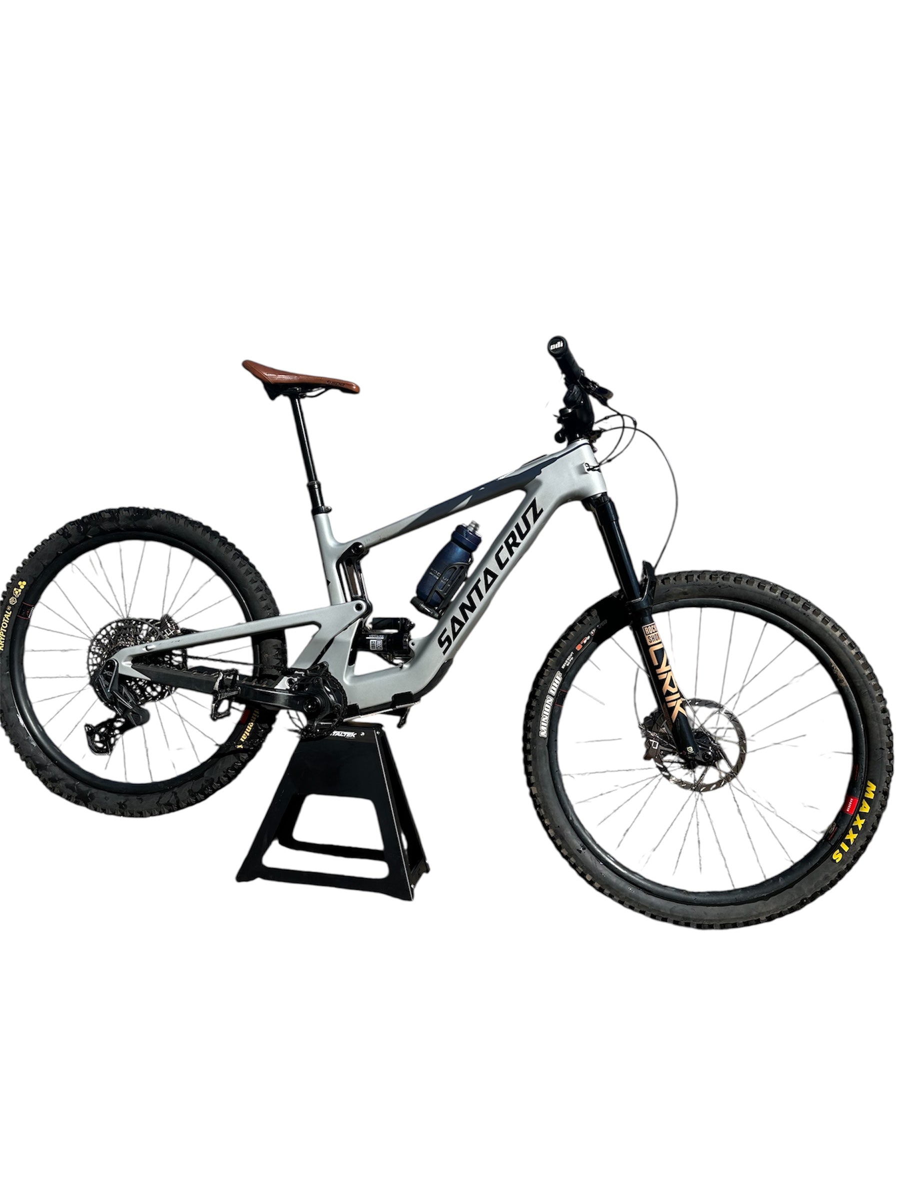 Santa Cruz Metaltek Fab E-Bike stands Santa Cruz Metaltek Fab E-Bike stands