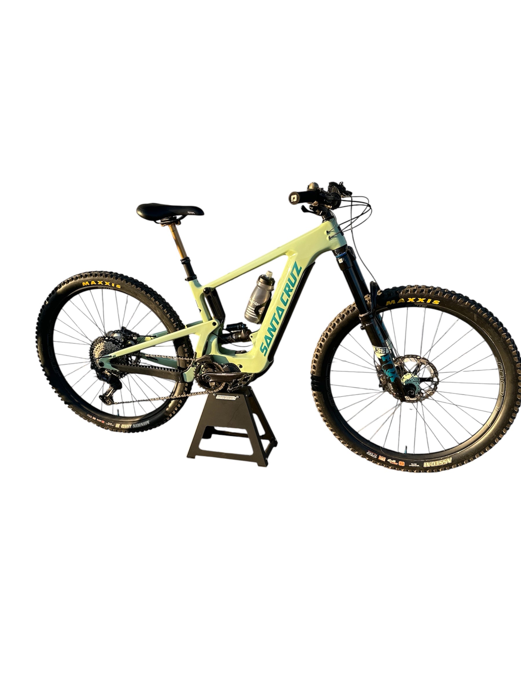 Santa Cruz Metaltek Fab E-Bike stands Santa Cruz Metaltek Fab E-Bike stands